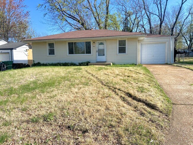 Building Photo - 811 Bella Ln