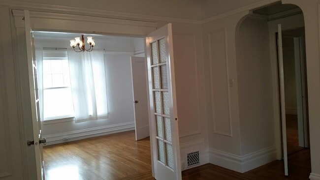 Building Photo - Really nice apartment with office space in...