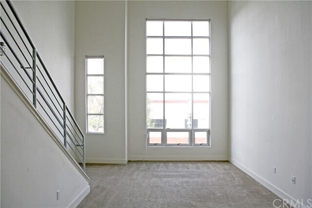 Building Photo - 940 E Civic Center Dr