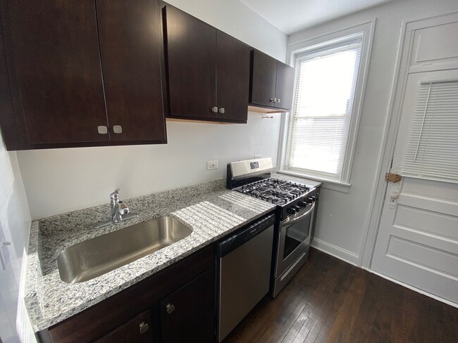 Building Photo - 730 Reba Pl