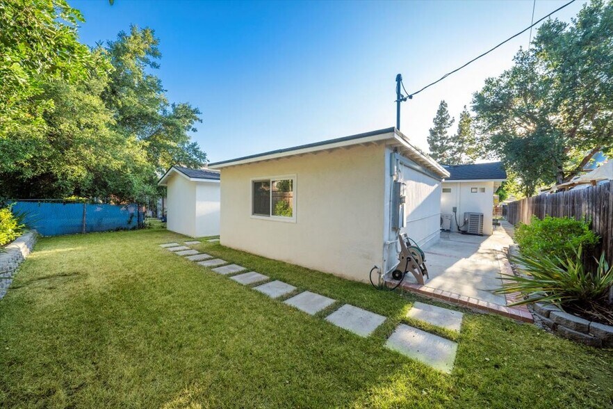 Building Photo - 1532 1/2 N Ave 46