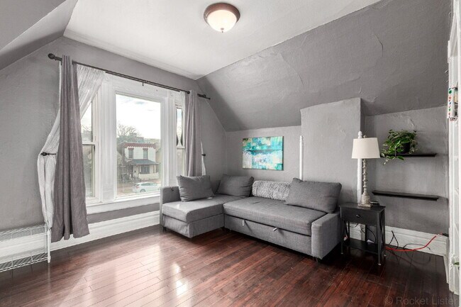 Building Photo - Lovely Victorian duplex for rent 2 bed / 1 bath