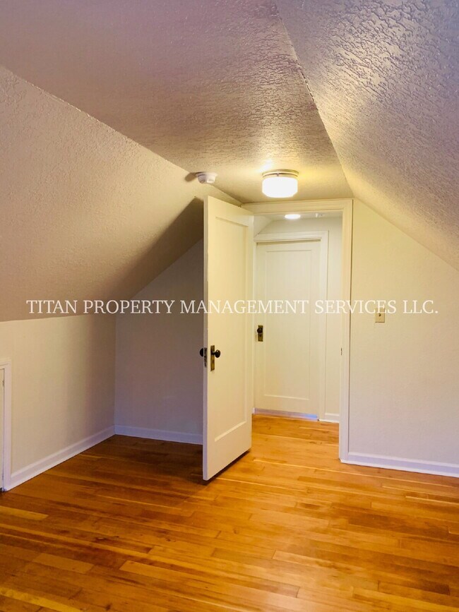 Building Photo - Beautiful 3BR/2BA Home in NE Portland | 1,600 Sq Ft | Private Fenced Yard | W/D Included