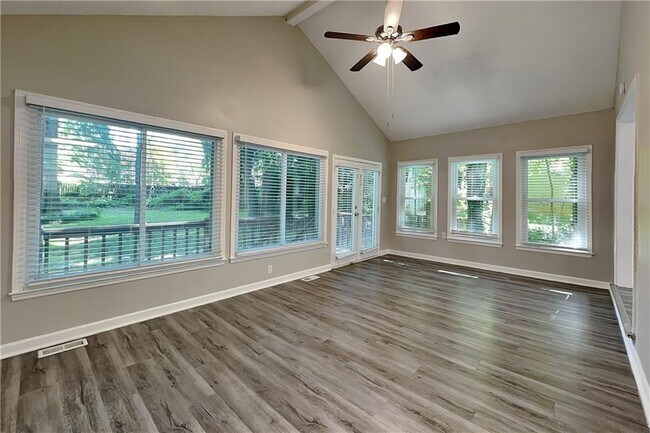 Building Photo - 323 Sumer Ln N