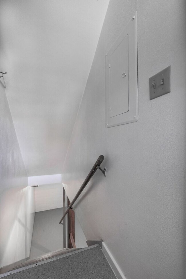 Building Photo - Charming 1-Bedroom Mid Century Townhouse!