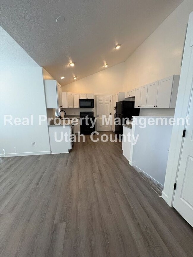 Building Photo - 614 N 550 E St