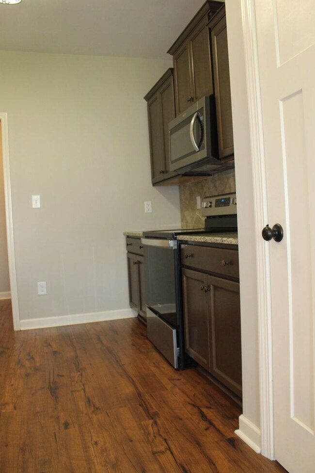 Building Photo - 3 Bed/2 Bath Home - Desirable Planter's Ridge Subdivision/CBA Schools