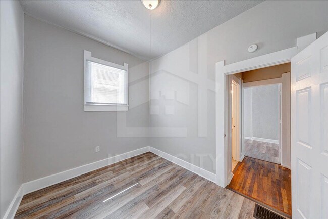 Building Photo - 1106 S Reisner St