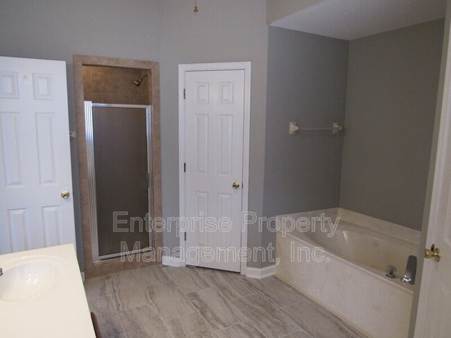 Building Photo - 7037 Meadowlands Pl