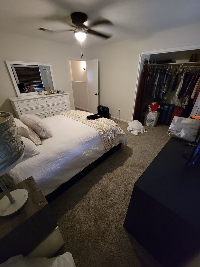 Building Photo - Bryan - 2-bedroom / 1.5-bath / 2 story Tow...