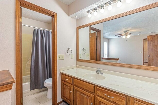 Building Photo - 904 Oakwood Dr