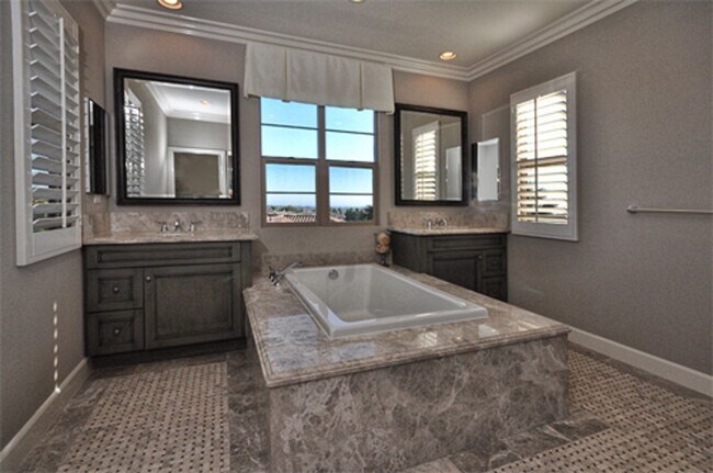 Building Photo - 3BD Home with Amazing Panoramic Ocean Views!