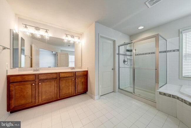 Building Photo - 42541 Dreamweaver Dr
