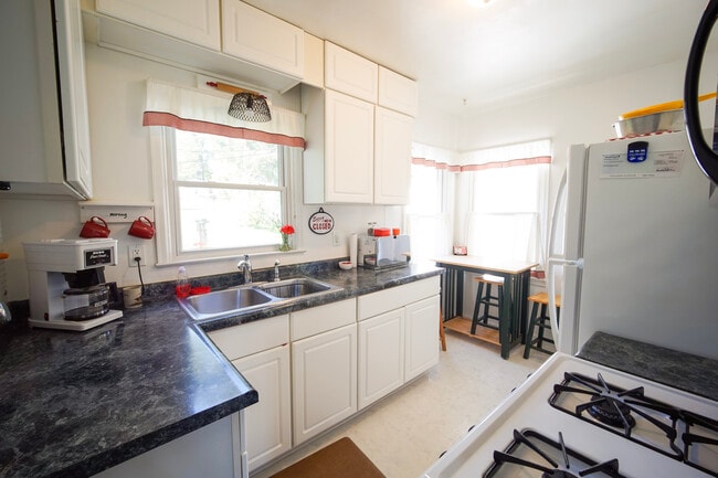 Kitchen - 1310 W 7th St