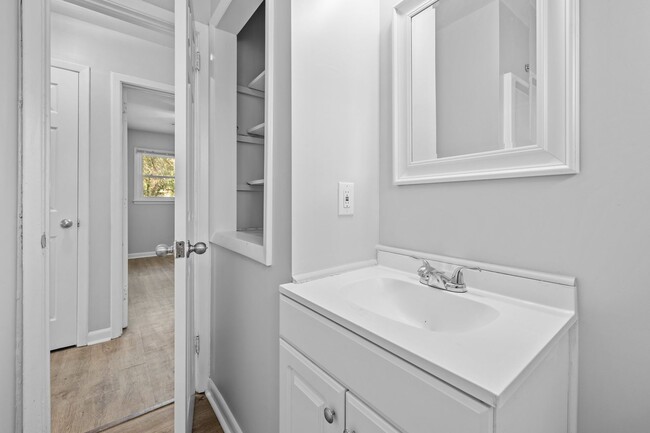 Building Photo - Beautiful 3BR Home in SE Raleigh - Fully Renovated + HUGE Fenced in Yard!