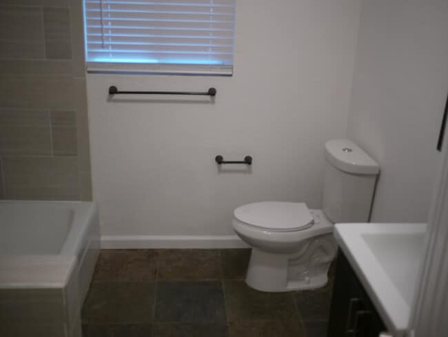 Building Photo - Charming 2-Bed, 1.5-Bath Home with 2-Car Garage in Hesperia, CA!