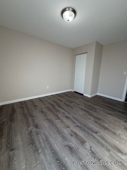 Building Photo - 663 Middle St