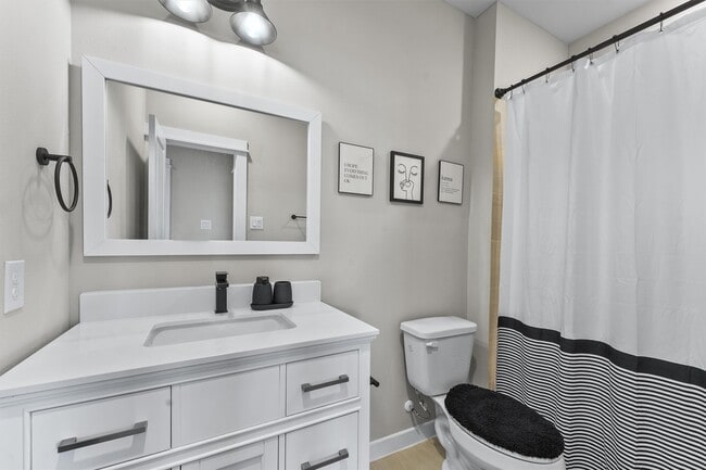 Building Photo - 6704 Parker Grv Ln