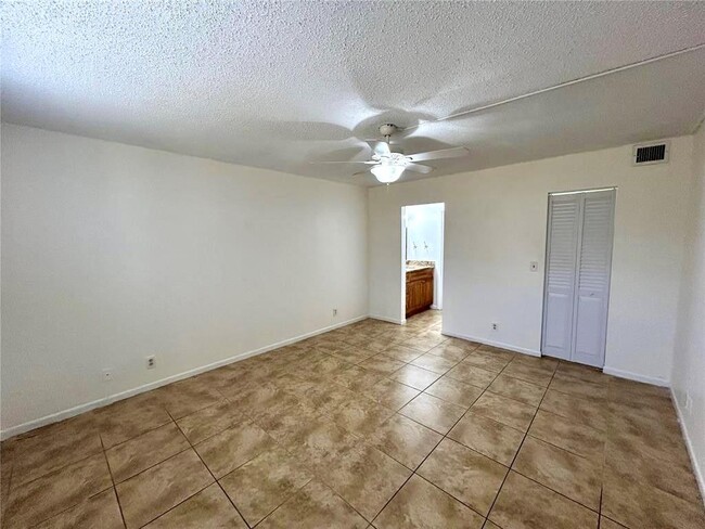 Building Photo - 6475 W Oakland Park Blvd