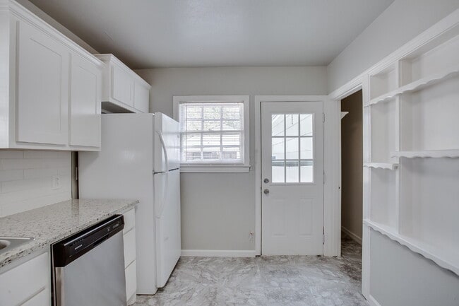 Building Photo - Large 3/2 Available for July!