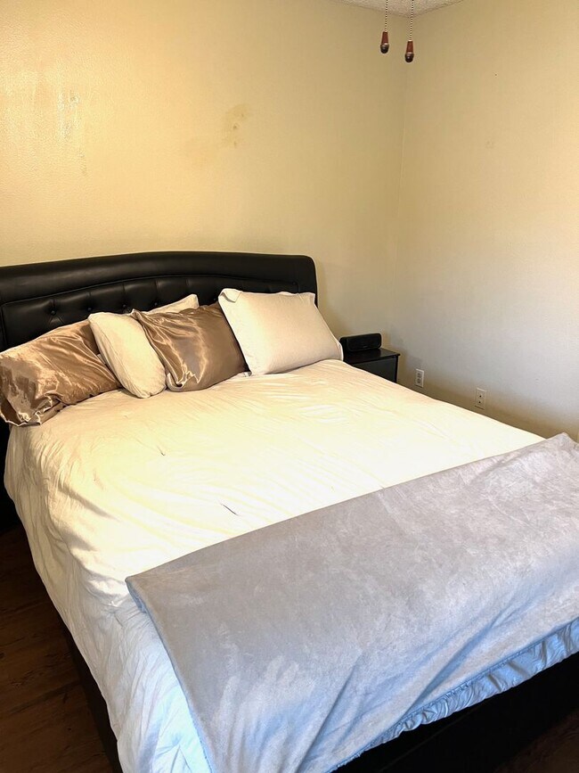 Building Photo - 2 Bedroom 2 Bath Sanctuary!
