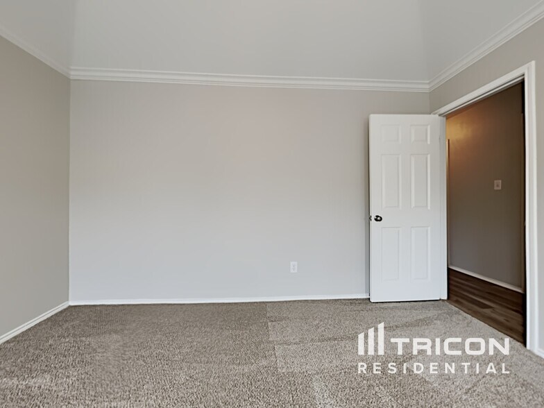 Building Photo - 213 Oak Ridge Dr