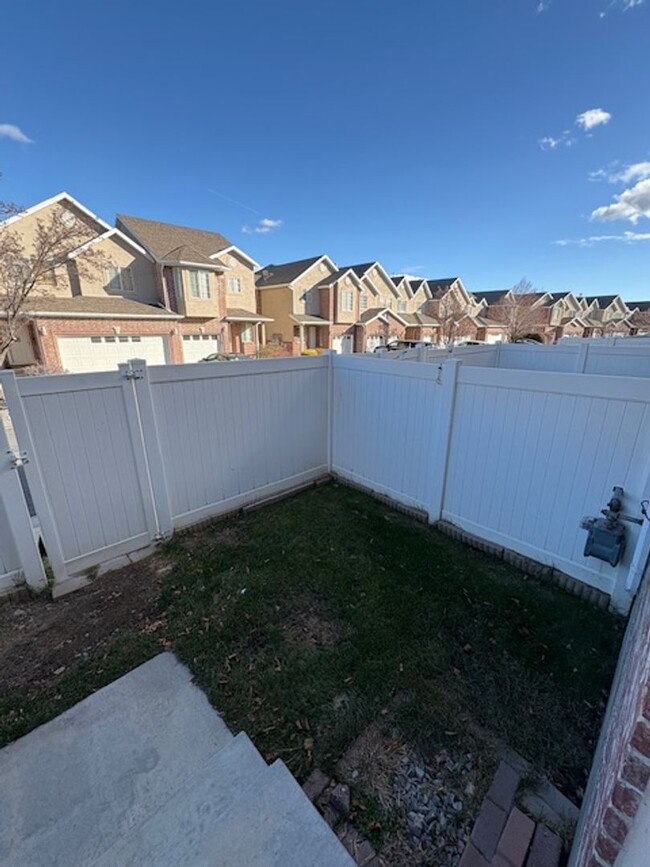 Building Photo - 3 Bedroom Townhome in South Jordan!