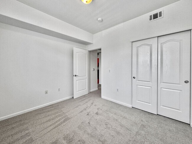 Building Photo - Updated 2BR/2BA Condo with Garage in Prime...