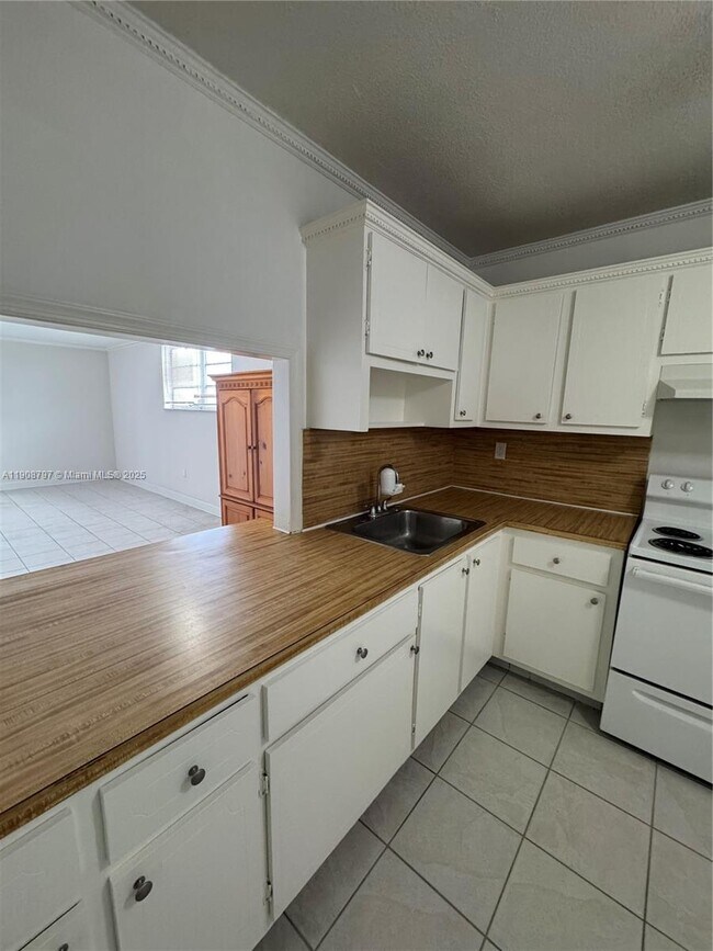 Building Photo - 1700 NE 191st St