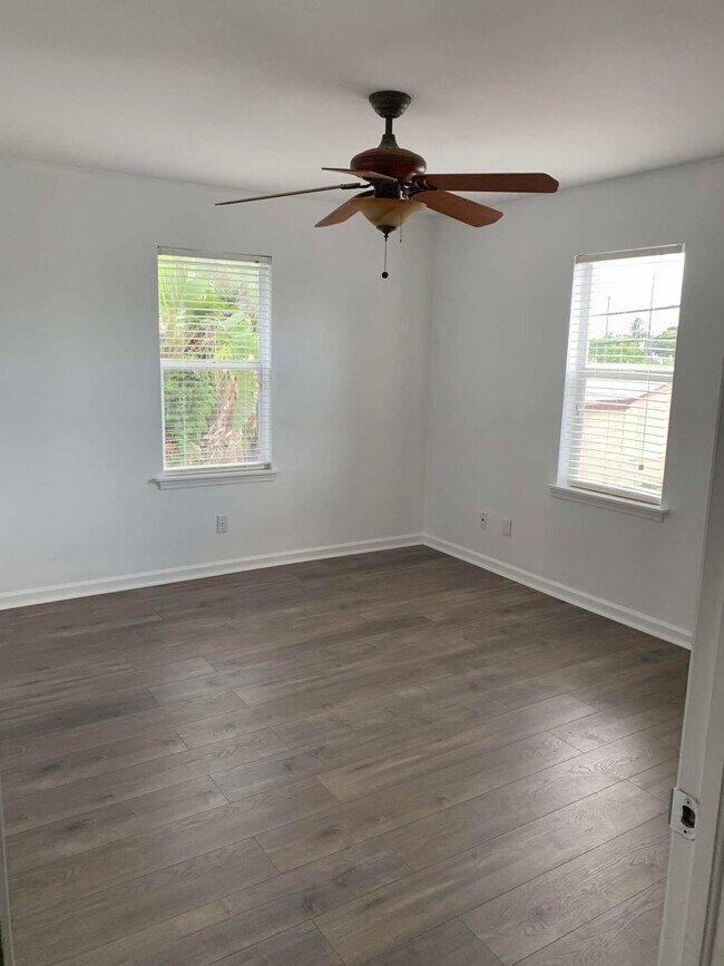 Building Photo - 121 S Oak St