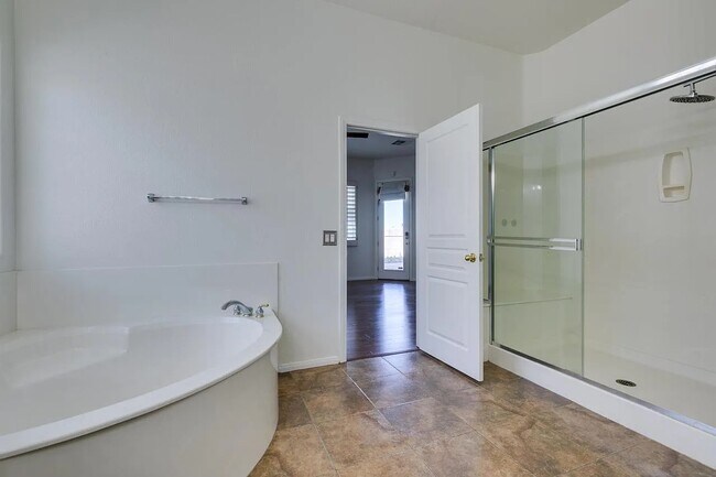 Owners Shower Bathtub separate - 3034 Constable St