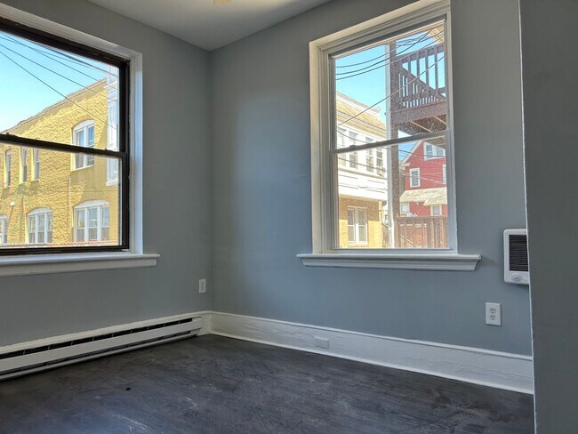 Building Photo - 2 Bedroom/1 Bath Ready for move in!