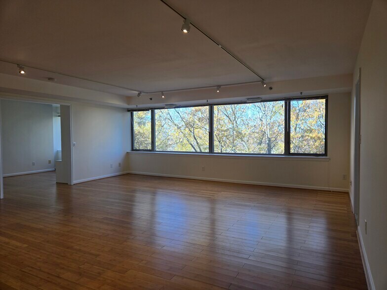 Sitting Area - 5450 Whitley Park Ter