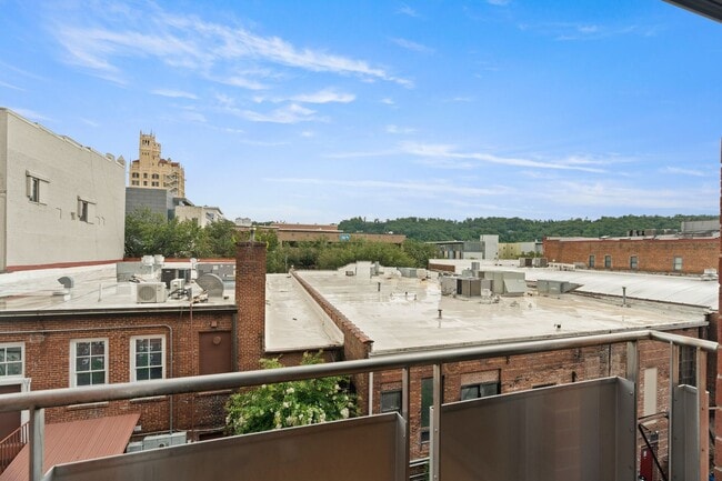 Building Photo - Comfortably-Modern Downtown Condo