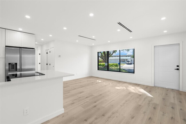 Building Photo - 455 SW 14th Ct