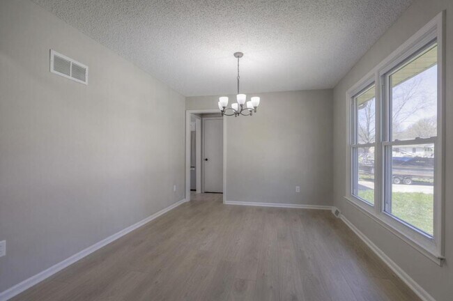 Building Photo - 1008 NW Roanoke Dr