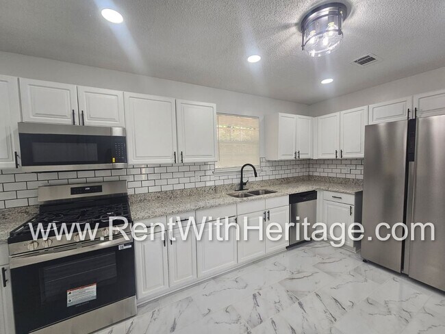 Building Photo - Gorgeous 3bd/ 2.5 bath Home in Popular Nat...