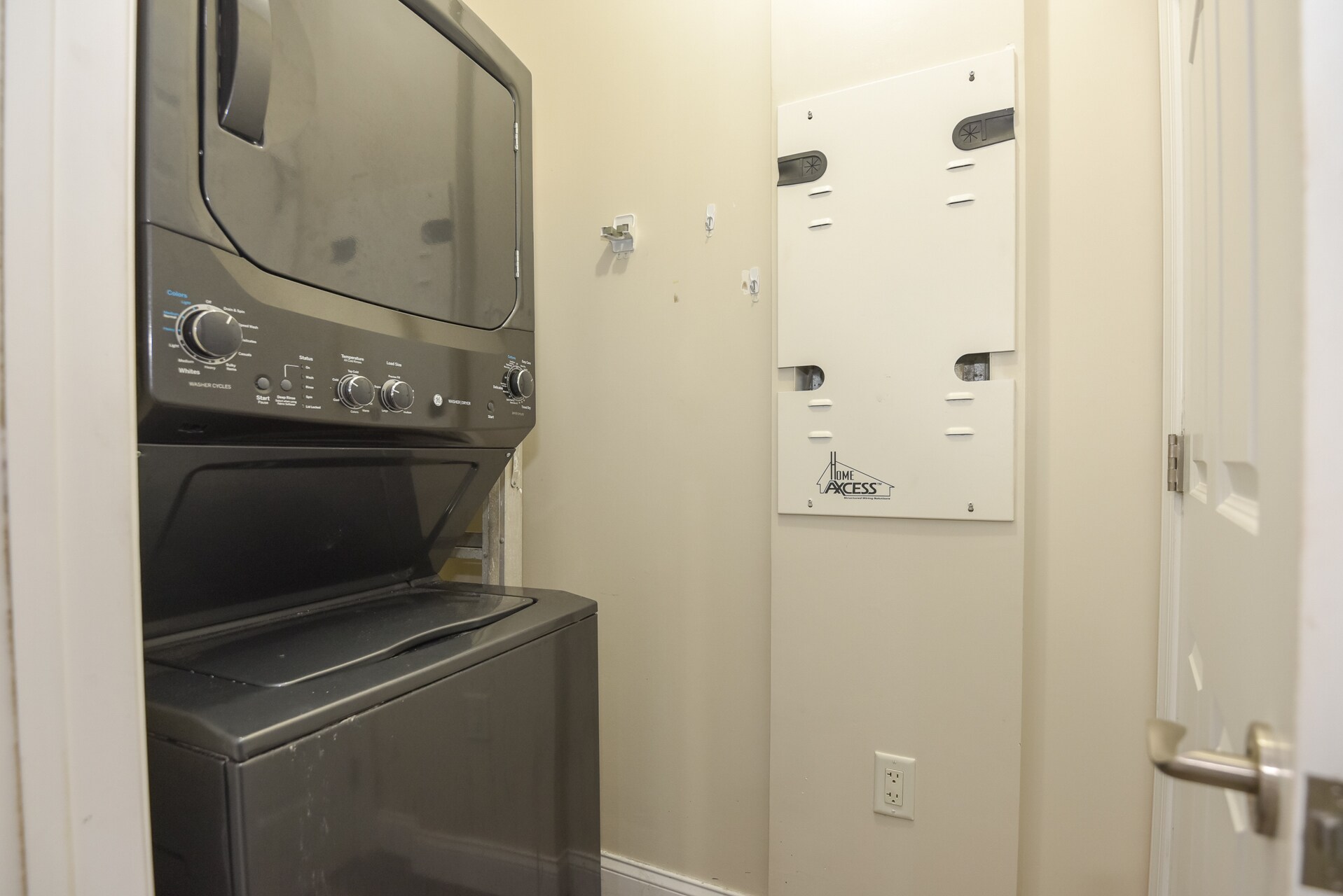 Building Photo - 231 Riverside Dr