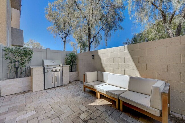 Building Photo - Stylish Tri-Level Home/Tandem Garage in Henderson