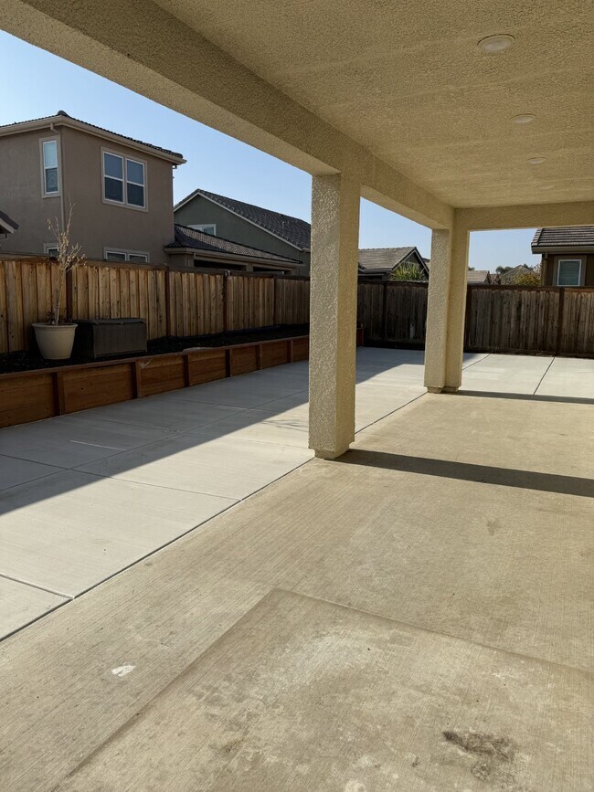 Building Photo - Beautiful 4 Bed, 3 Bath Home in Perfect Tracy Location
