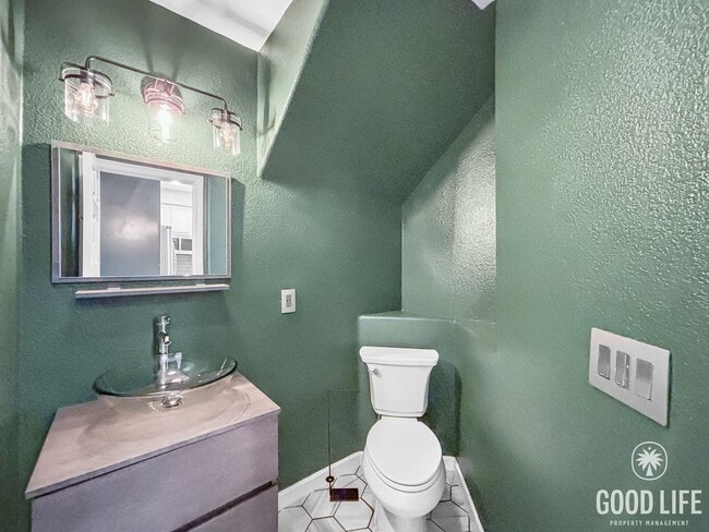 Building Photo - Stunning 3BD/2.5BA Townhouse in Eastlake W...