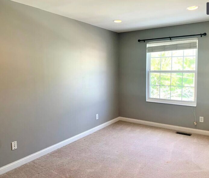 Upstairs bedroom - 2550 Cleinview Ave