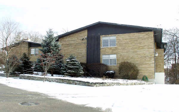 Building Photo - Amberwoods Condominiums (por)