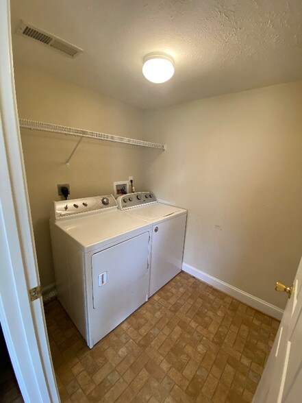 Building Photo - 3600 Old Forest Rd