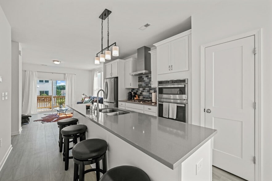 Building Photo - 1955 Robin Hill Ln