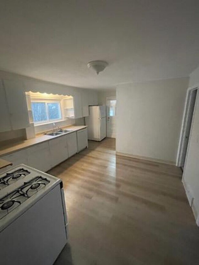 Building Photo - 231-33 Miles Avenue