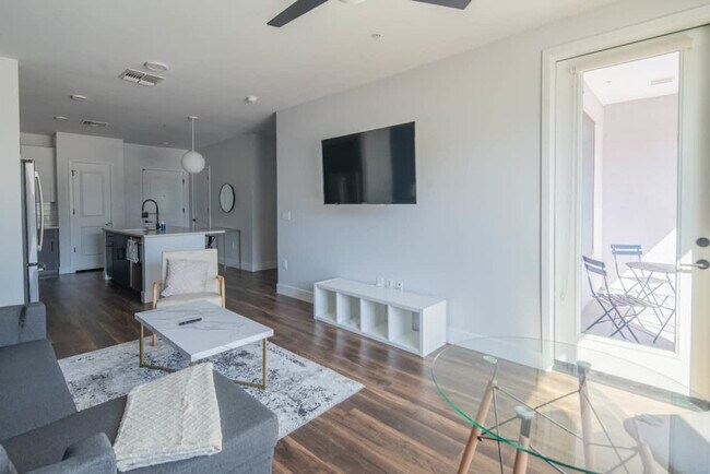 Building Photo - 688 W 1st St