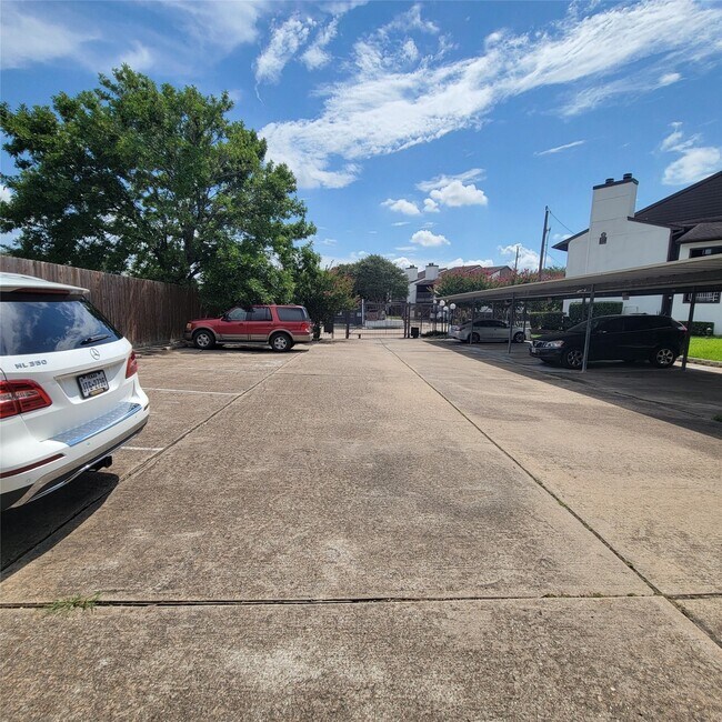 Building Photo - 8020 Braesmain Dr