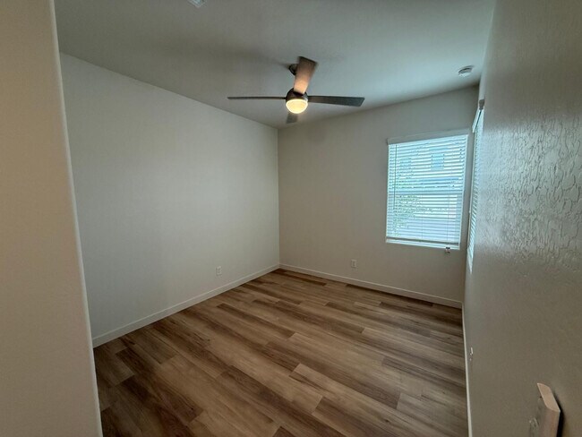 Building Photo - 624 N Vine St