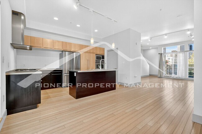 Building Photo - Stunning Condo with City Views and 2 Reser...